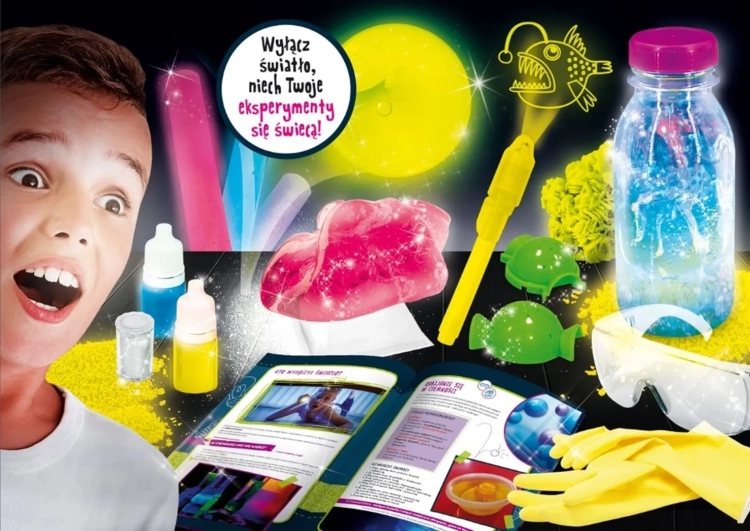 chłopiec eksperymentuje w ciemności z zestawem naukowym Lisciani