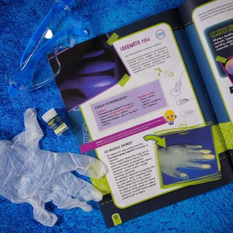 nstrukcja eksperymentu „Lodowata ręka” z zestawu Lisciani na tle niebieskiego materiału