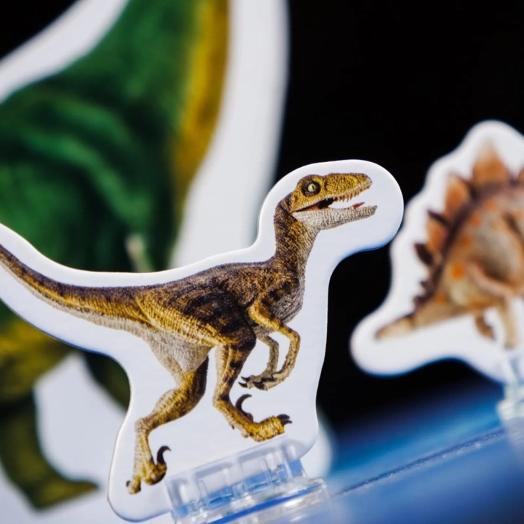 figurka dinozaura z kartonu