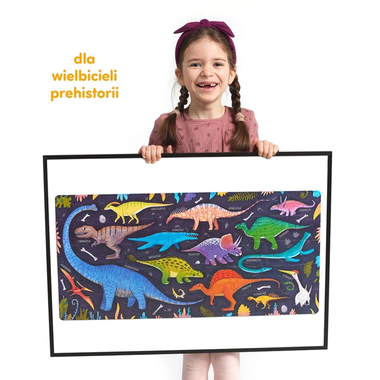 Dziewczynka trzymająca ramkę z ułożonymi puzzlami Grr Dinozaury CzuCzu