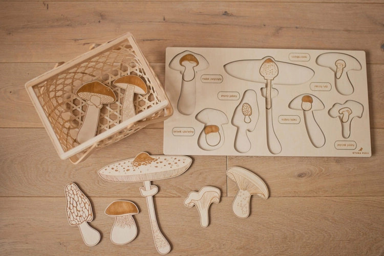 Drewniane elementy grzybów w wiklinowym koszyku – edukacyjne puzzle Sounds Wood