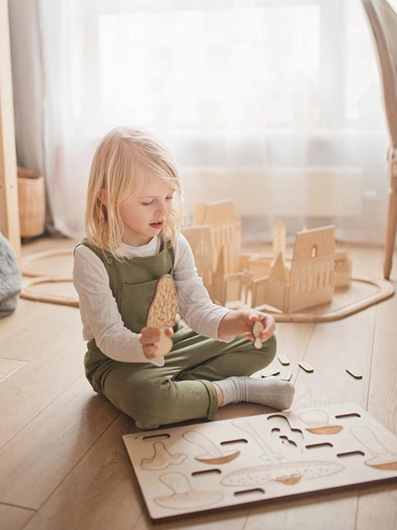Drewniane puzzle edukacyjne z grzybami na drewnianej podłodze – Sounds Wood