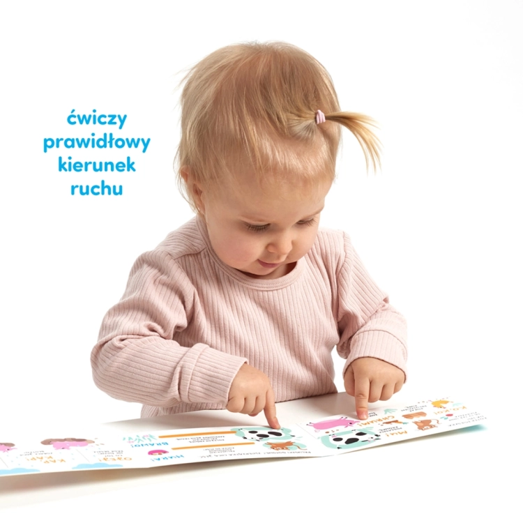 Dziewczynka bawi się książeczką edukacyjną CzuCzu, ćwicząc kierunek ruchu palcem