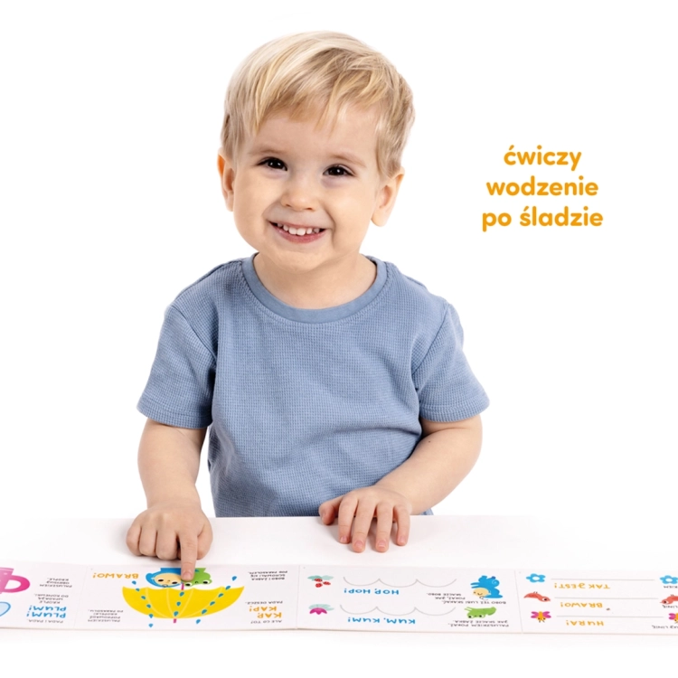 Chłopiec bawi się książeczką Paluszkowe zabawy CzuCzu – ćwiczy wodzenie po śladzie