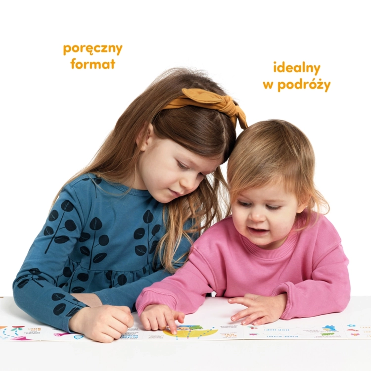 Dwie dziewczynki bawią się książeczką Paluszkowe zabawy CzuCzu – poręczny format