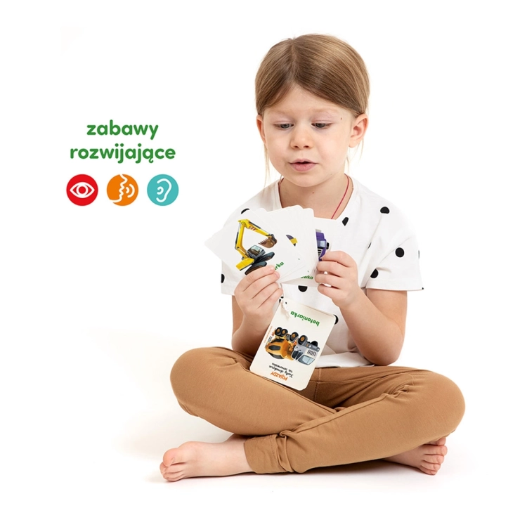 Dziewczynka bawi się kartami obrazkowymi CzuCzu Pojazdy