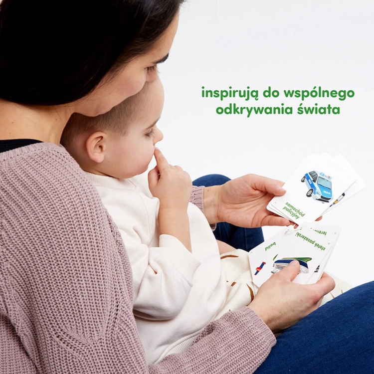 Rodzic i dziecko oglądają karty edukacyjne CzuCzu Pojazdy