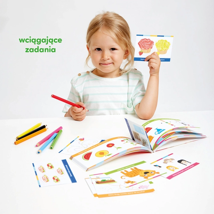 Dziewczynka pokazuje kartę z książeczki CzuCzu zabawy logiczne 3–4