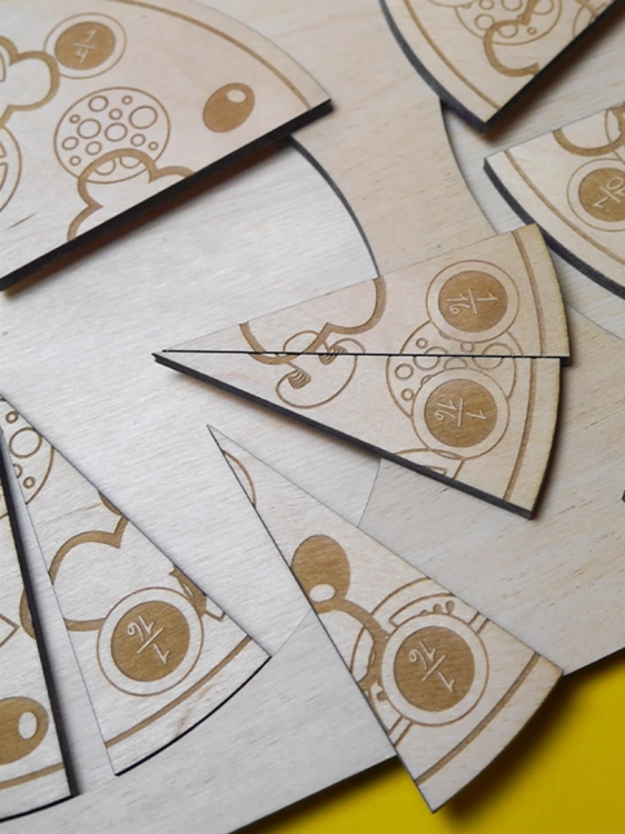 Zbliżenie na kawałki pizzy z oznaczeniami ułamków