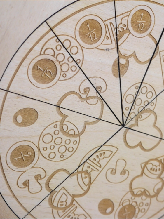 Szczegół puzzli z pizzą podzieloną na dwanaście części