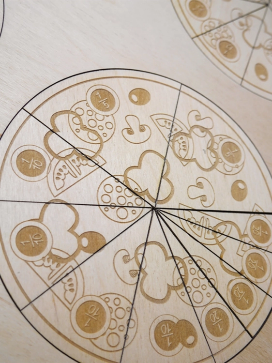 Zbliżenie na pizzę z podziałem na dziesięć kawałków i oznaczeniami ułamków