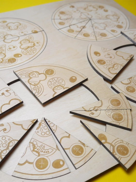 Kawałki pizzy edukacyjnej rozłożone na planszy