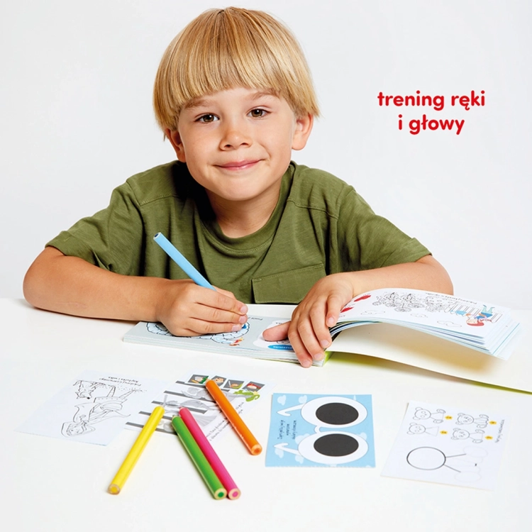 Chłopiec rozwiązujący zadania z książeczki CzuCzu Zabawy logiczne 4–5 lat