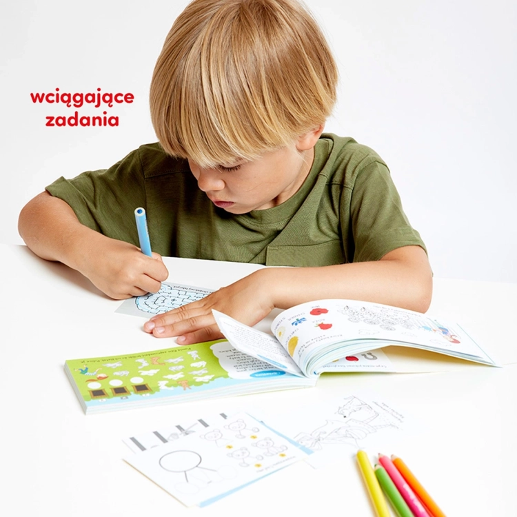 Dziewczynka trzymająca książeczki CzuCzu Zabawy logiczne 4–5 lat