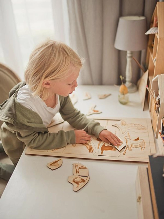 dziecko układa drewniane puzzle z ptakami Sounds Wood