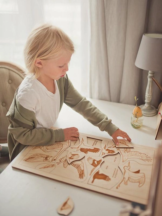 dziewczynka bawi się puzzlami ranne ptaszki Sounds Wood