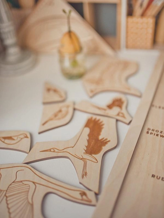 zbliżenie na elementy puzzli drewnianych ptaki Sounds Wood