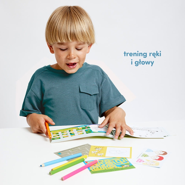 dziecko pracuje z książeczką CzuCzu zabawy logiczne 5–6