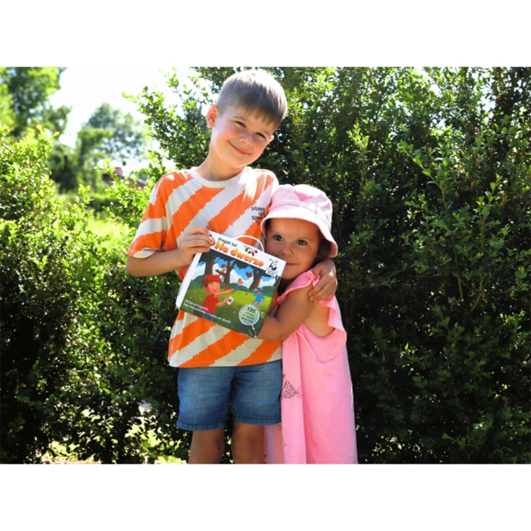 Dzieci trzymają pudełko gry Znajdź to! Na dworze Kapitan Nauka