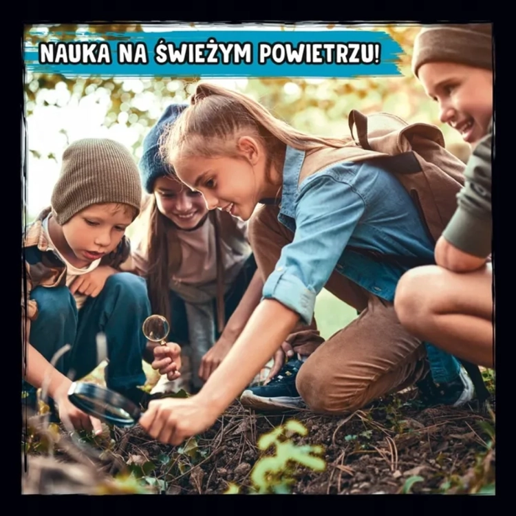 Grupa dzieci obserwuje przyrodę przez lupy podczas zabawy zestawem edukacyjnym