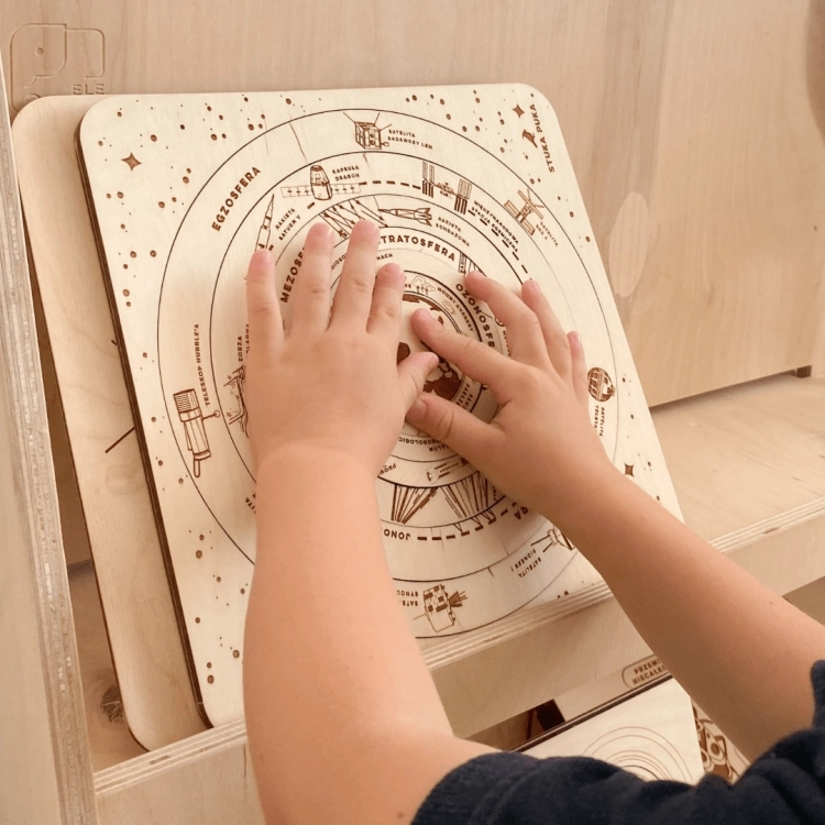 Zabawa edukacyjnymi puzzlami drewnianymi o atmosferze – Sounds Wood