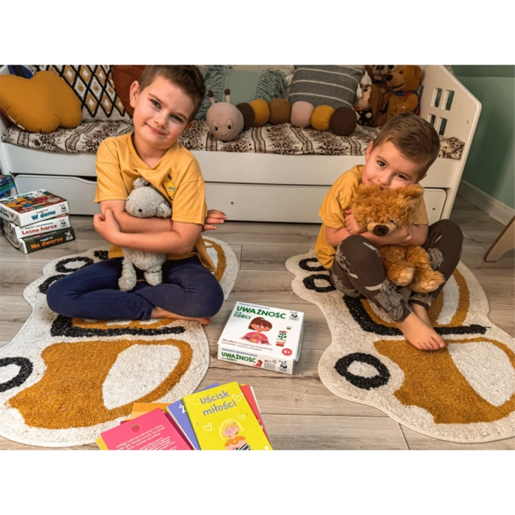 Zbliżenie na karty z ćwiczeniem Uścisk miłości z gry Uważność dla dzieci Kapitan Nauka