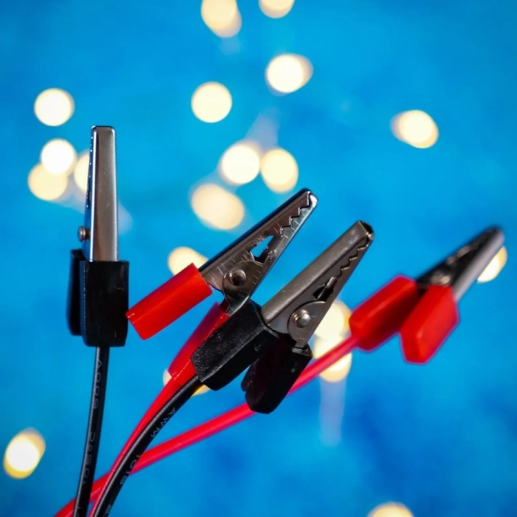 Zbliżenie na krokodylki i przewody do eksperymentów z elektrycznością