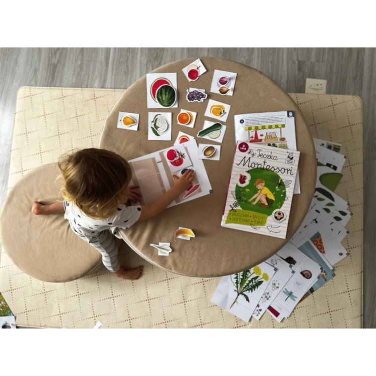 Dziewczynka układa wycięte obrazki z zestawu Montessori Kapitan Nauka