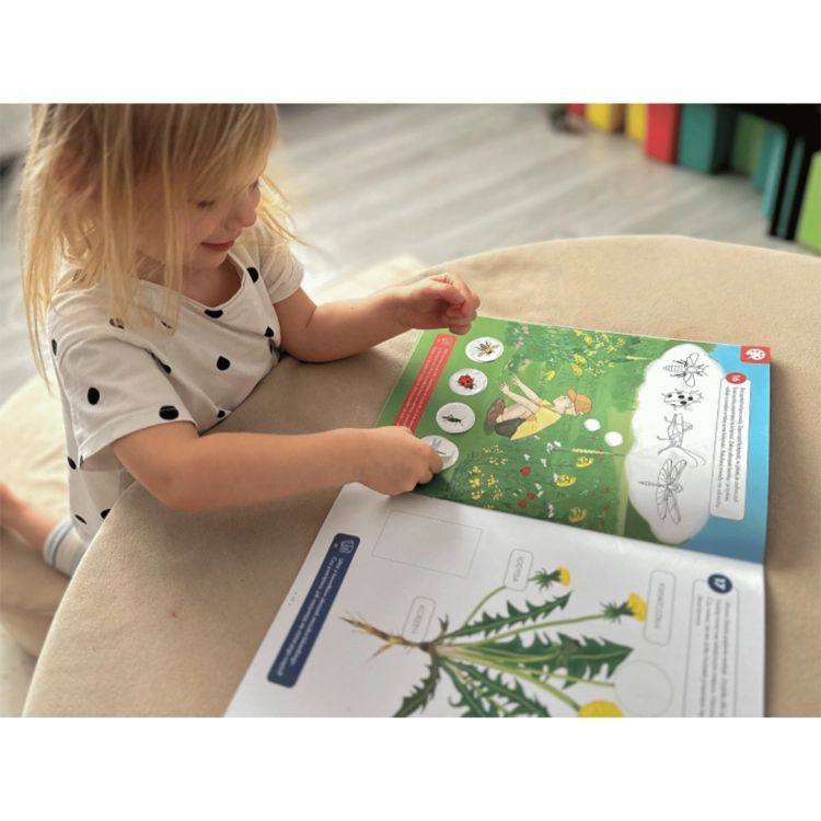 Dziecko pracujące z książką Montessori i naklejkami edukacyjnymi