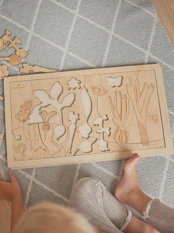 Drewniane puzzle Warzywniak Sounds Wood z widocznymi warzywami i konturami elementów