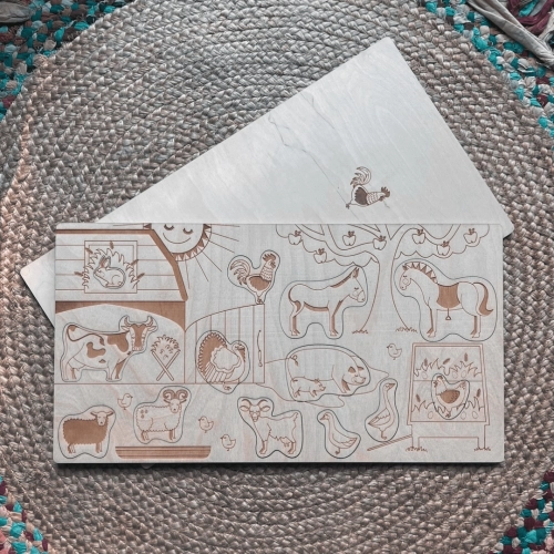 Drewniana układanka edukacyjna dla dzieci z motywem zwierząt wiejskich na jutowym dywaniku.