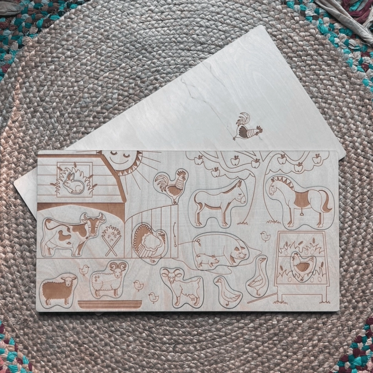 Drewniana układanka edukacyjna dla dzieci z motywem zwierząt wiejskich na jutowym dywaniku.