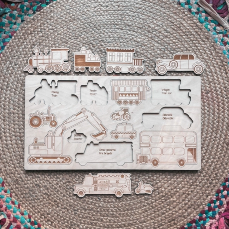 Rozłożone drewniane puzzle edukacyjne z różnymi pojazdami i ich nazwami.