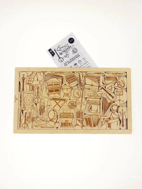 Drewniane puzzle edukacyjne "Wszystko gra" z instrumentami muzycznymi na białym tle.