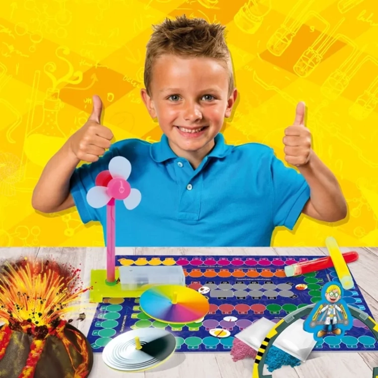 Chłopiec z uśmiechem prezentuje eksperymenty z zestawu Lisciani Mały Geniusz