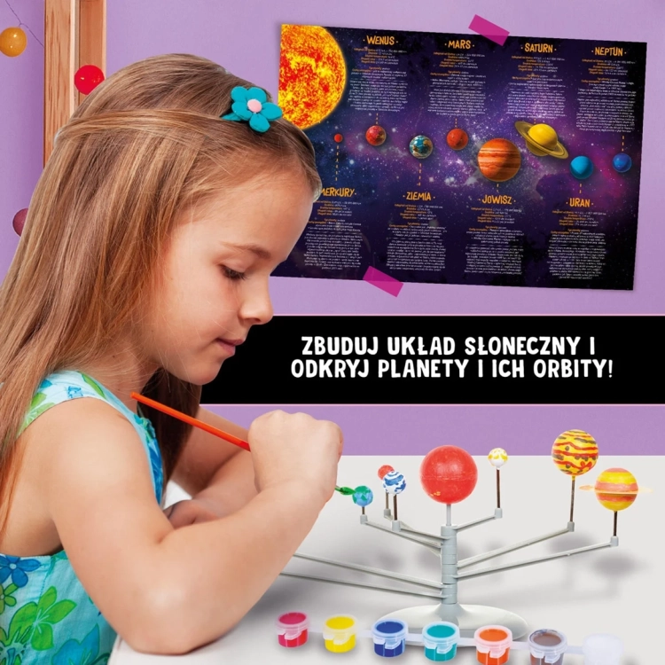 Dziecko maluje planety do modelu Układu Słonecznego z zestawu Lisciani Wielkie Laboratorium Kosmosu.