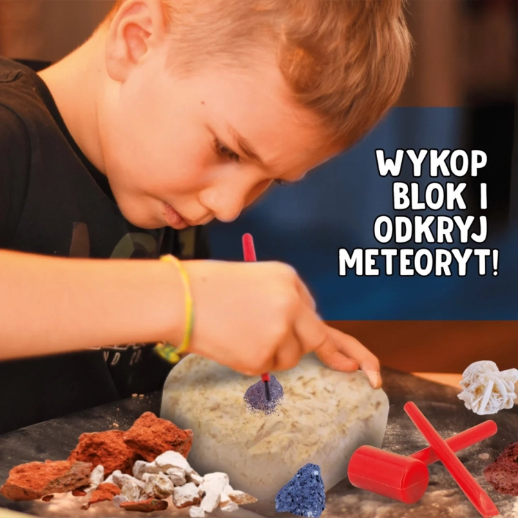 Dziecko wydobywa meteoryt z bloku gipsowego w zestawie Lisciani Wielkie Laboratorium Kosmosu.