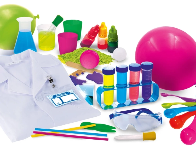 Elementy zestawu edukacyjnego Lisciani Jestem Małym Naukowcem, fartuch, probówki, balony i inne akcesoria.