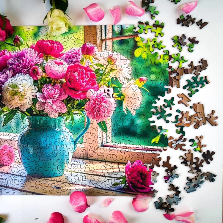 Puzzle Kwiaty w wazonie w trakcie układania, widoczne elementy drewniane.