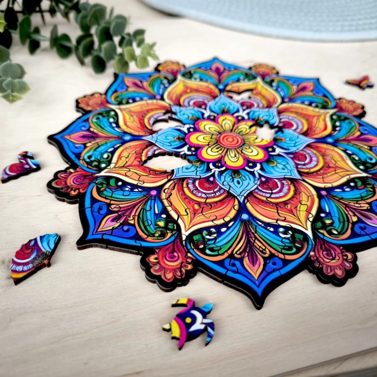 puzzle mandala z widocznymi niepasującymi elementami na dole