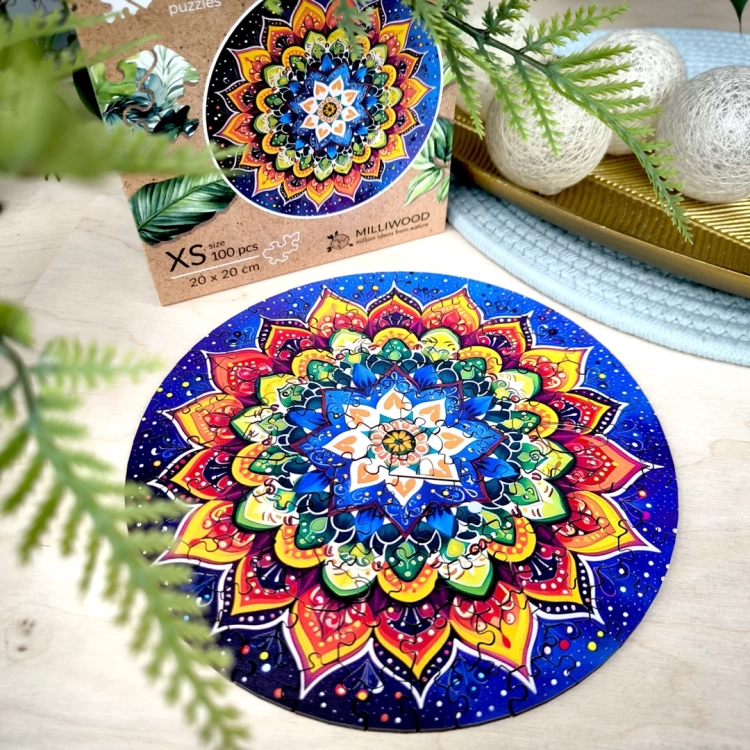 Ułożona mandala drewniana z pudełkiem puzzli Milliwood w tle.