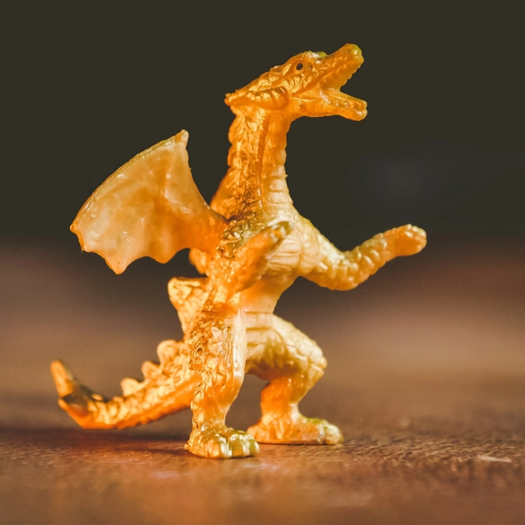 Złoty smok z zestawu Lisciani stojący na brązowym tle