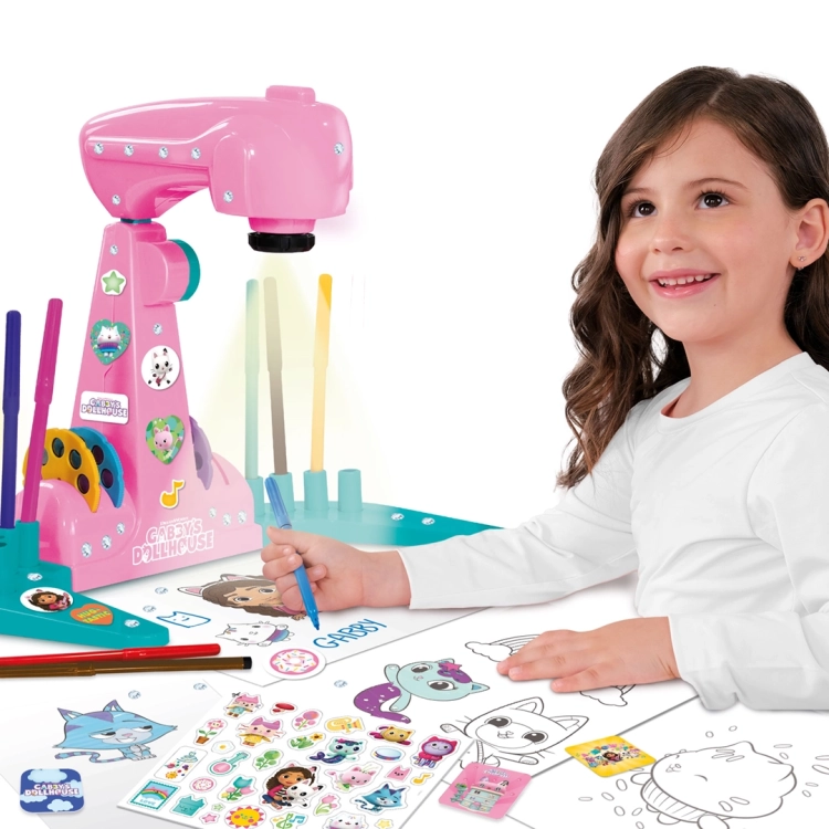 Rysowanie i ozdabianie obrazków z projektora Gabby’s Dollhouse – dziecko w trakcie zabawy