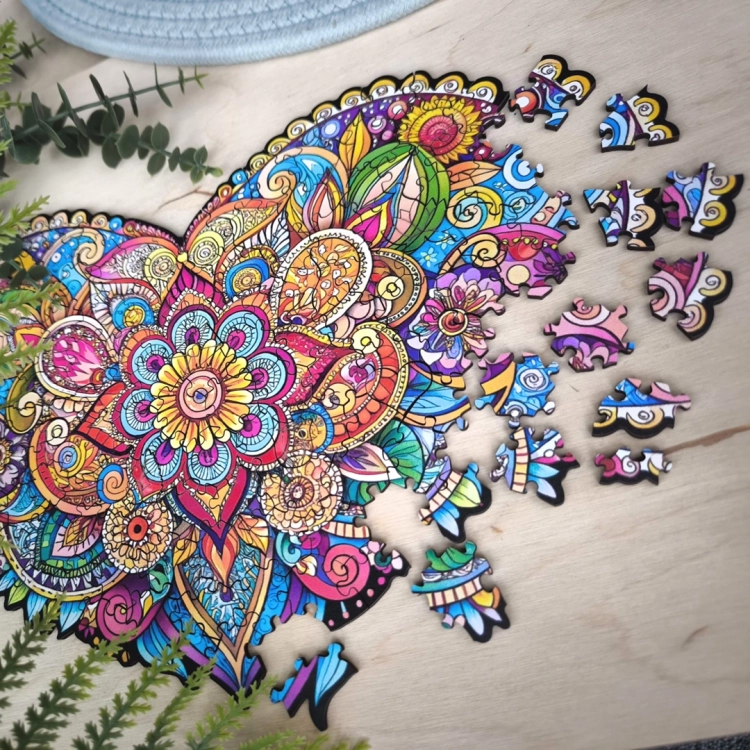 Puzzle Mandala Miłości w trakcie układania z rozsypanymi elementami