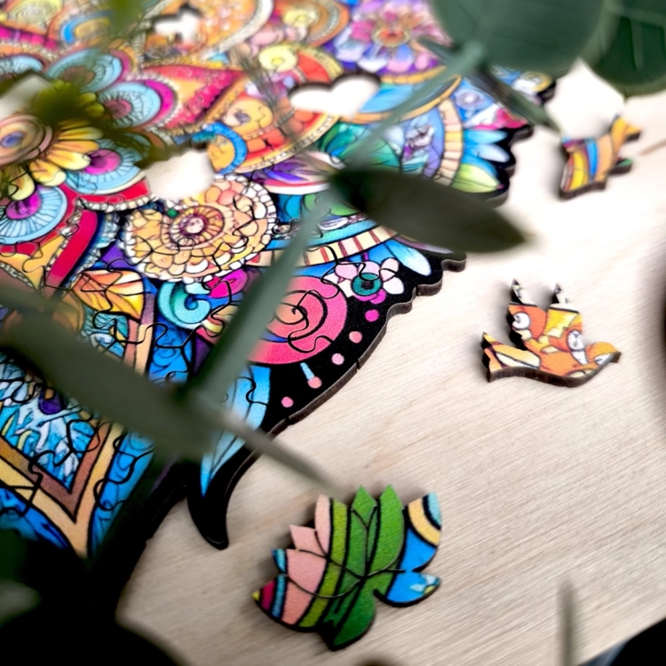 Zbliżenie na detale puzzli Mandala Miłości z widocznymi specjalnymi kształtami