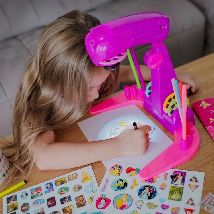 Dziewczynka odrysowuje księżniczkę z projektora na kartce – kreatywny zestaw