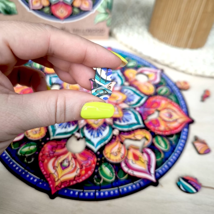 zbliżenie na unikalny element puzzla trzymany w dłoni