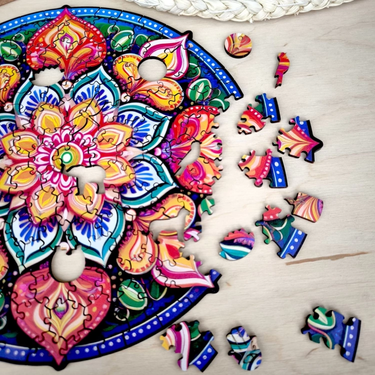 zbliżenie na kolorowe detale mandali i luźne puzzle