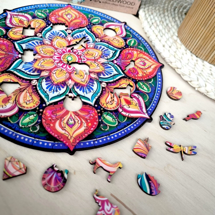puzzle mandala z elementami w kształcie zwierząt i symboli