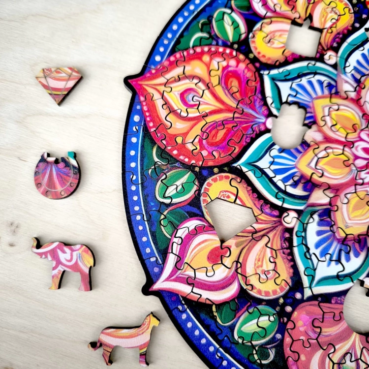 puzzle mandala z elementami w kształcie zwierząt i symboli